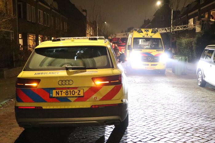 Persoon uit woning gehaald