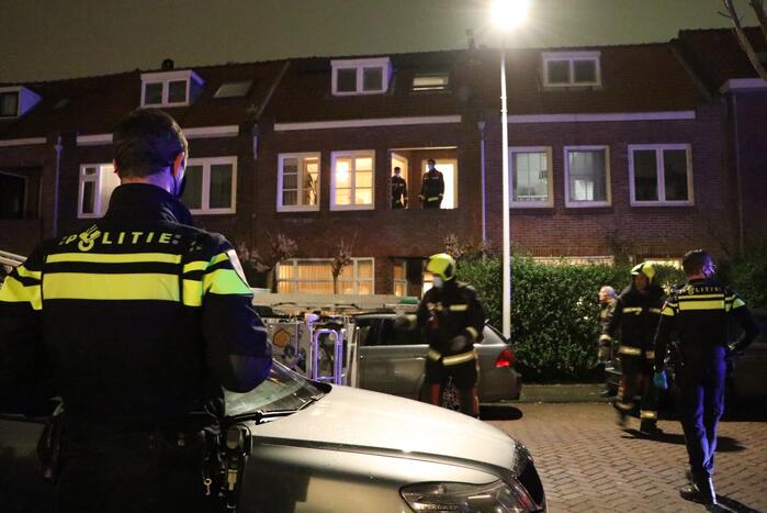 Persoon uit woning gehaald