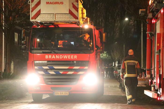 Persoon uit woning gehaald
