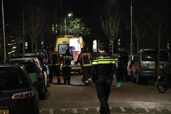 Persoon uit woning gehaald
