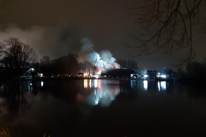 Grote uitslaande brand in pand met rietendak