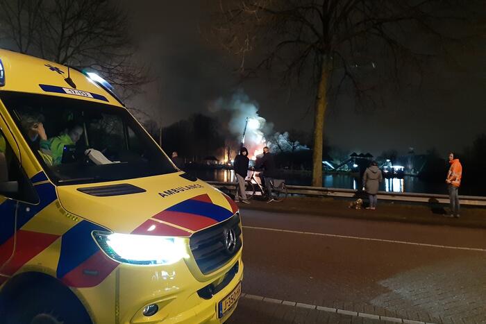 Grote uitslaande brand in pand met rietendak
