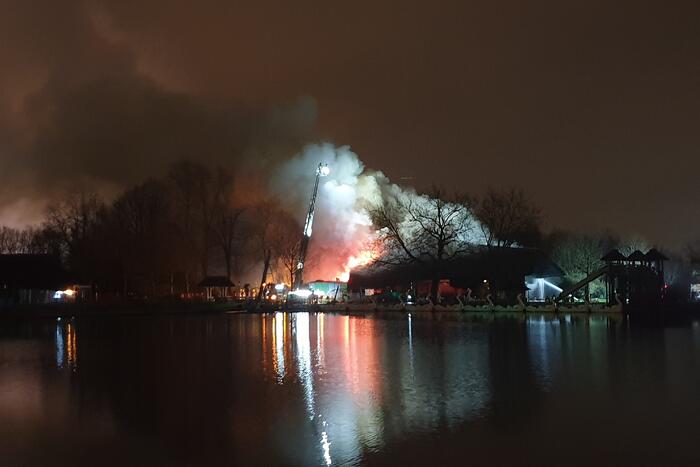 Grote uitslaande brand in pand met rietendak
