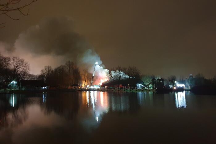 Grote uitslaande brand in pand met rietendak