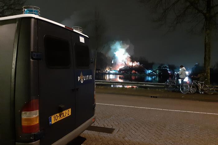 Grote uitslaande brand in pand met rietendak