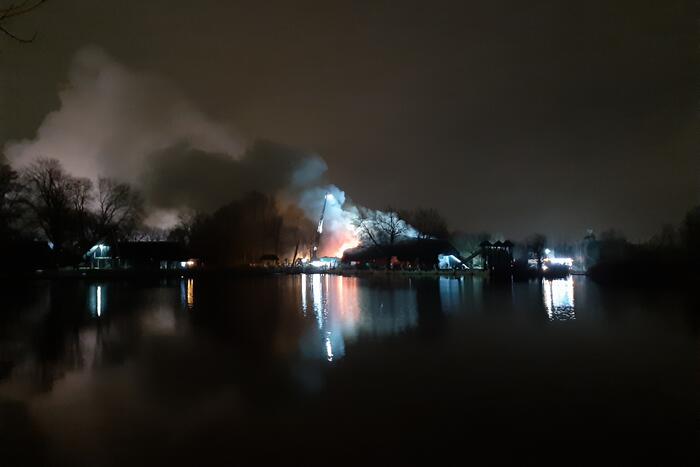 Grote uitslaande brand in pand met rietendak
