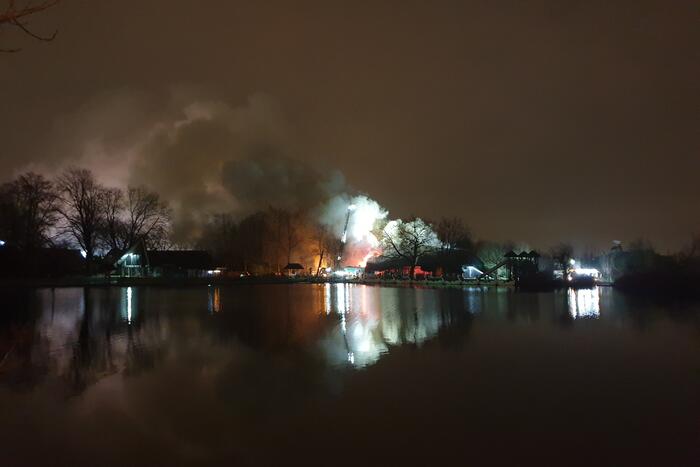 Grote uitslaande brand in pand met rietendak