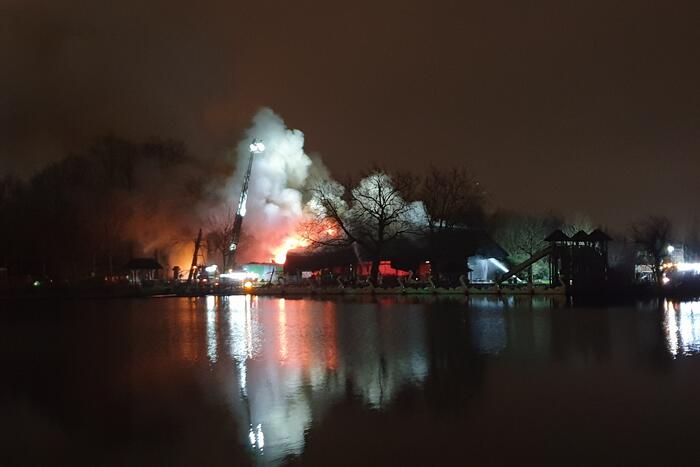 Grote uitslaande brand in pand met rietendak