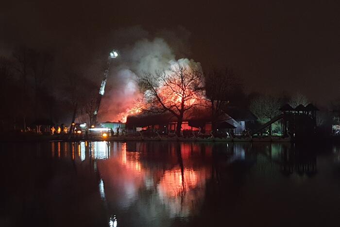 Grote uitslaande brand in pand met rietendak