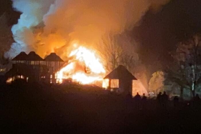 Grote uitslaande brand in pand met rietendak