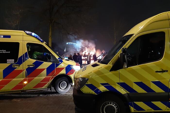 Grote uitslaande brand in pand met rietendak