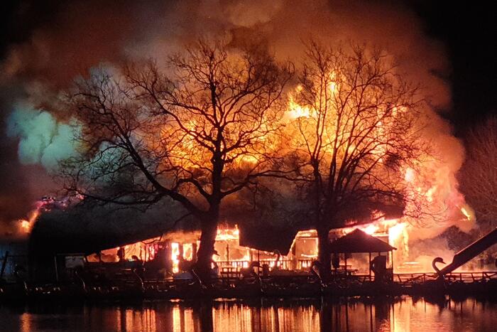 Grote uitslaande brand in pand met rietendak