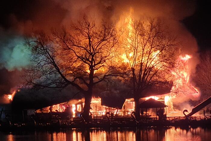 Grote uitslaande brand in pand met rietendak