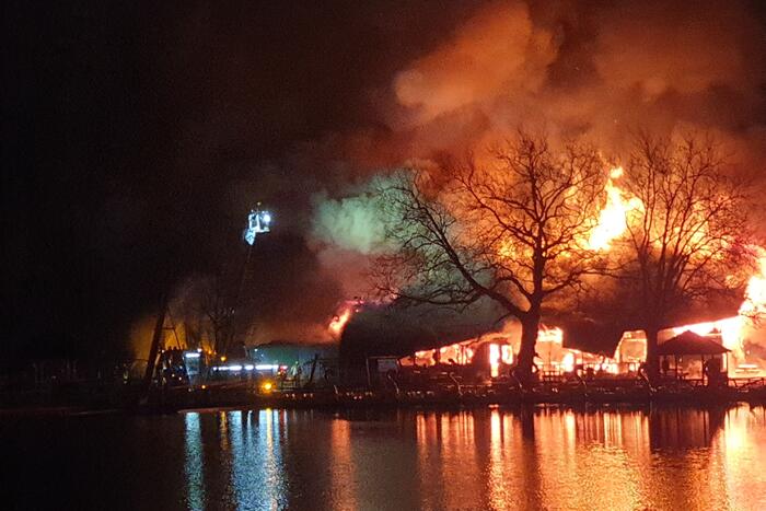 Grote uitslaande brand in pand met rietendak
