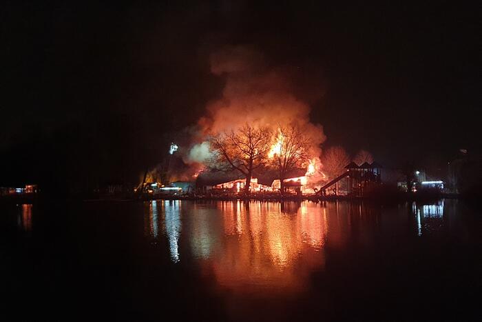 Grote uitslaande brand in pand met rietendak