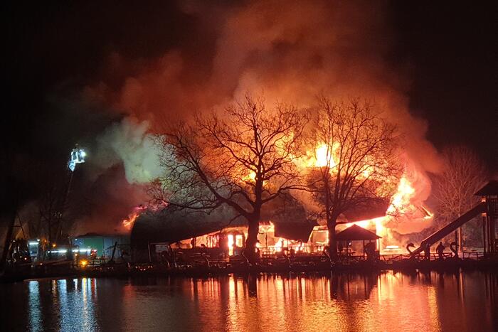 Grote uitslaande brand in pand met rietendak