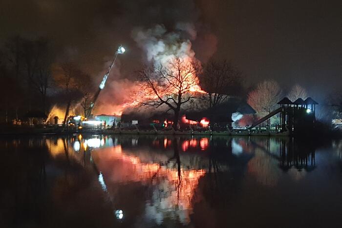 Grote uitslaande brand in pand met rietendak