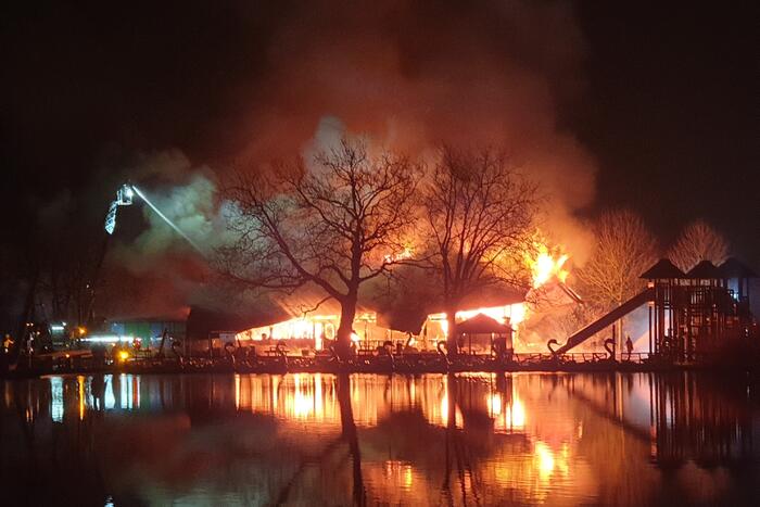 Grote uitslaande brand in pand met rietendak