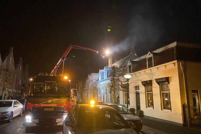 Brand in schoorsteen van woning