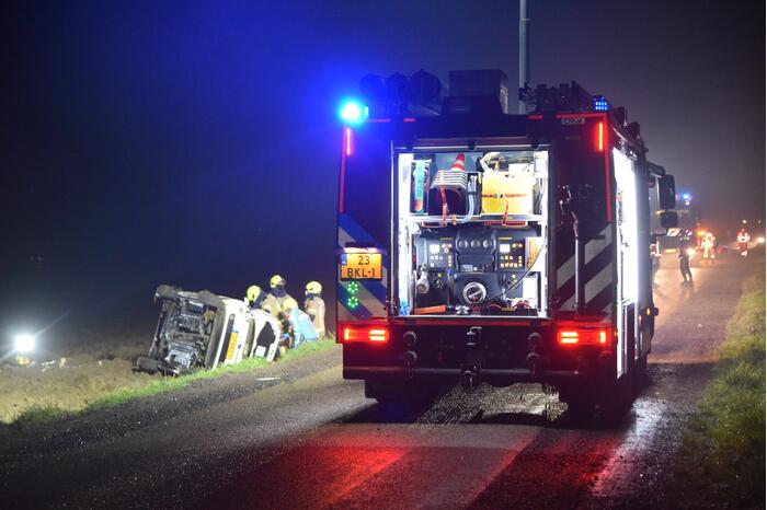 Bestuurder bekneld na eenzijdig ongeval