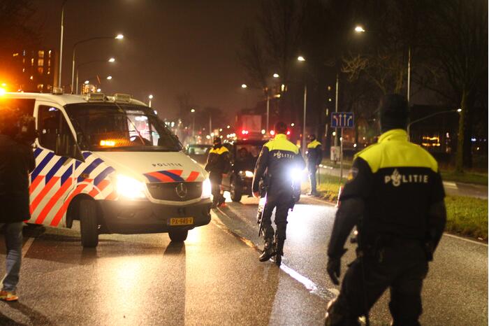 Politie houdt verkeerscontrole in Schalkwijk