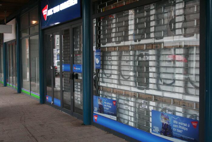 Ondernemers barricaderen winkels voor eventuele rellen