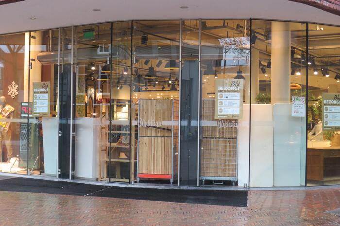 Ondernemers barricaderen winkels voor eventuele rellen