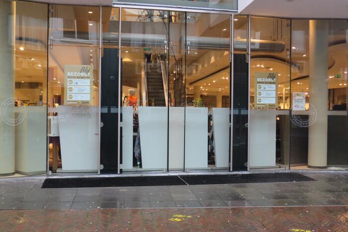 Ondernemers barricaderen winkels voor eventuele rellen