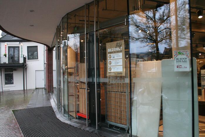 Ondernemers barricaderen winkels voor eventuele rellen