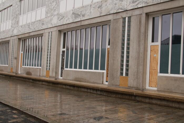 Ruiten gemeentehuis ingegooid