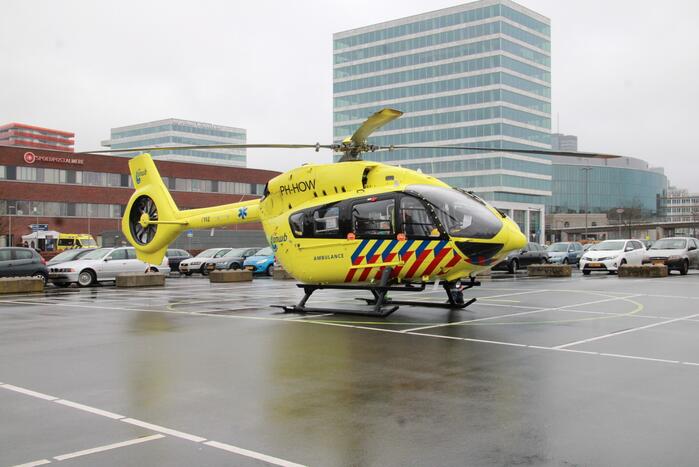 Corona-traumahelikopter landt voor vervoer van patiënt