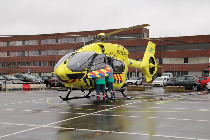 Corona-traumahelikopter landt voor vervoer van patiënt