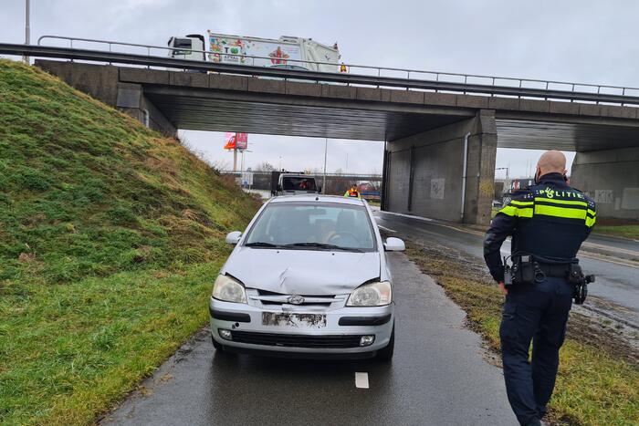 Voertuigen botsen onder viaduct