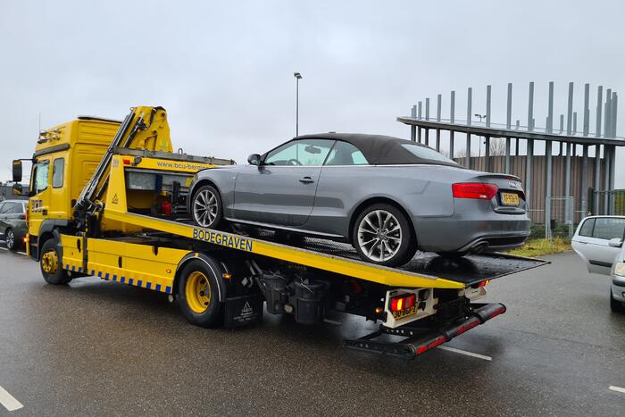 Voertuigen botsen onder viaduct