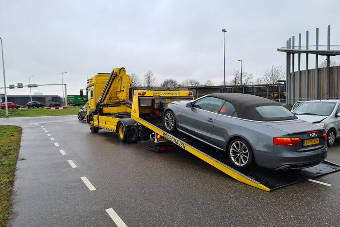 Voertuigen botsen onder viaduct
