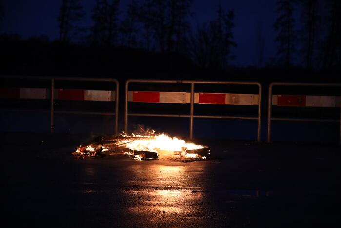 Stapel pallets in brand gestoken