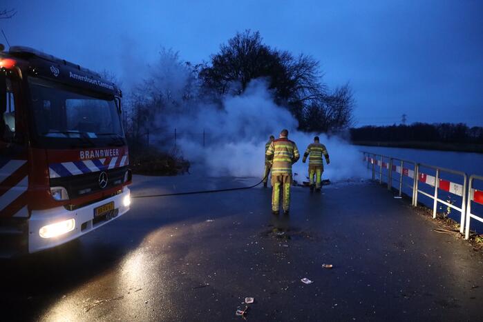 Stapel pallets in brand gestoken