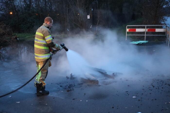Stapel pallets in brand gestoken