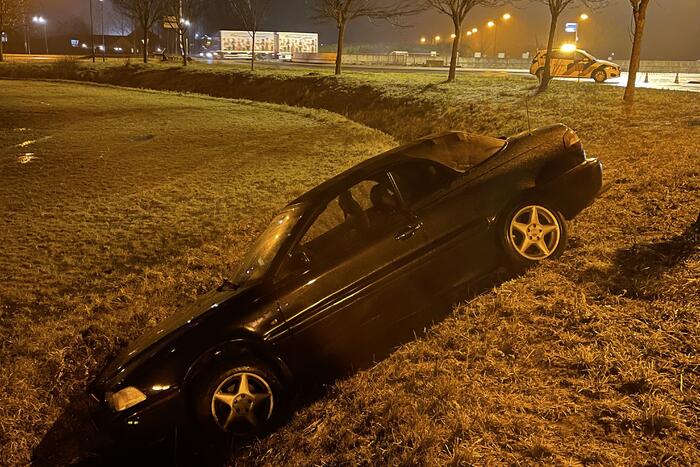 Personenauto raakt van de weg en komt tot stilstand in sloot