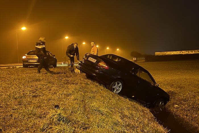 Personenauto raakt van de weg en komt tot stilstand in sloot