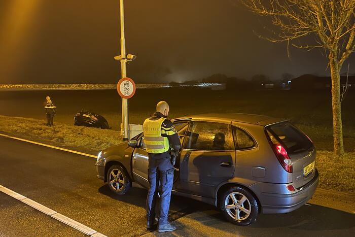 Personenauto raakt van de weg en komt tot stilstand in sloot