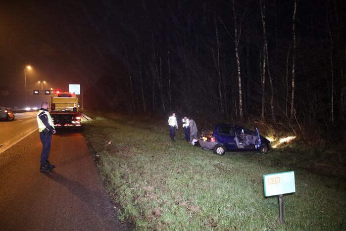 Bestuurder verliest macht over het stuur en raakt van snelweg
