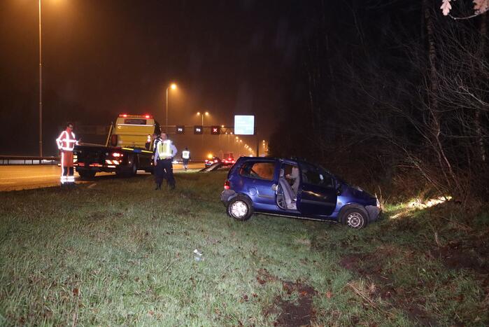 Bestuurder verliest macht over het stuur en raakt van snelweg