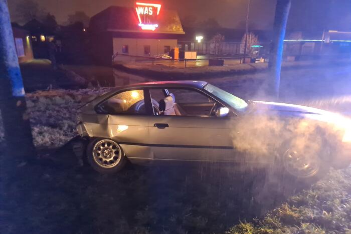 Auto slipt en komt tegen boom tot stilstand