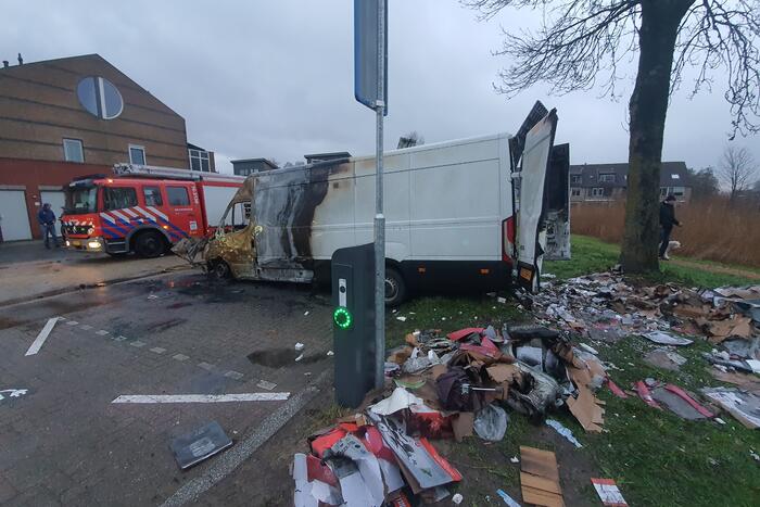 Postpakketten verwoest door brand in bestelbussen
