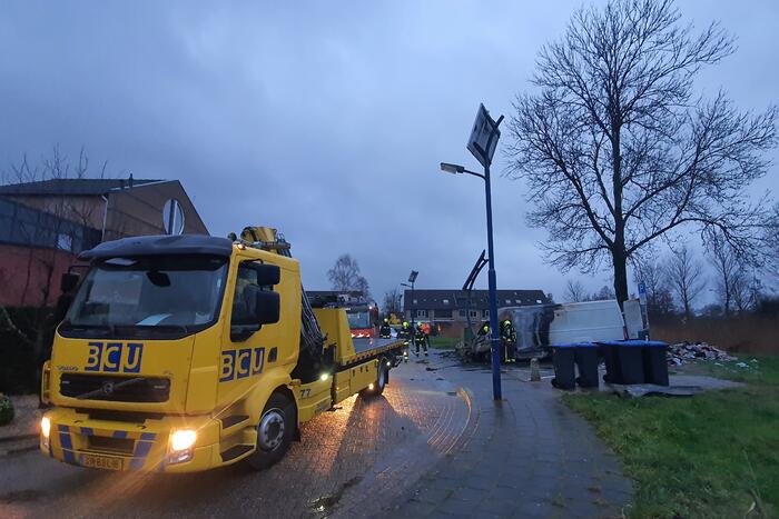 Postpakketten verwoest door brand in bestelbussen