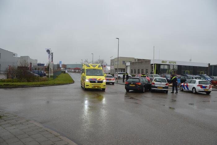 Twee auto's botsen op kruising