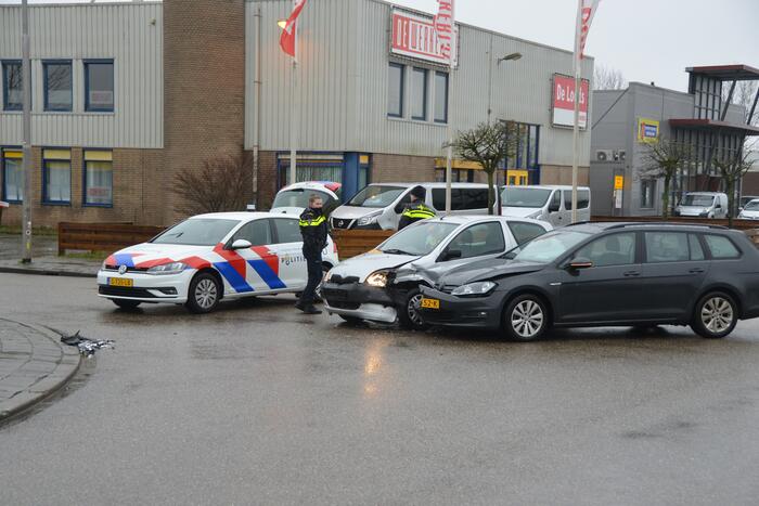 Twee auto's botsen op kruising