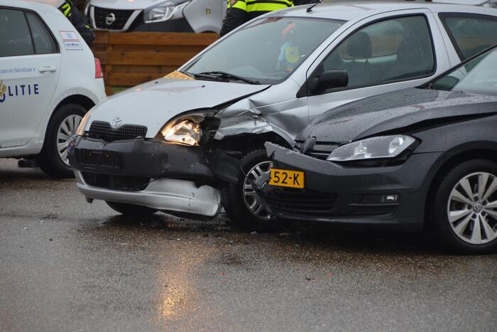 Twee auto's botsen op kruising