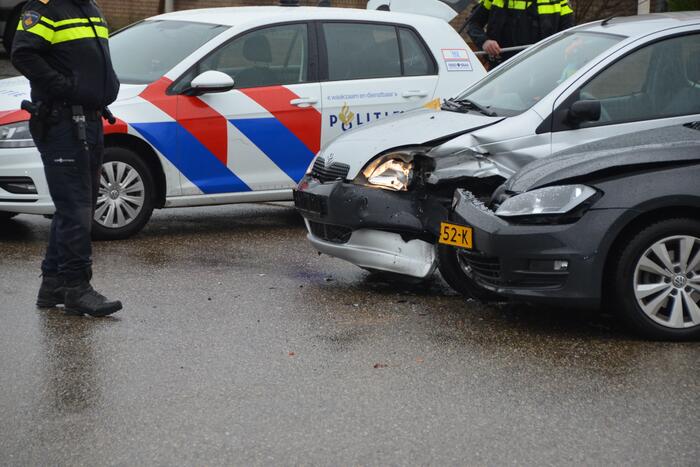 Twee auto's botsen op kruising